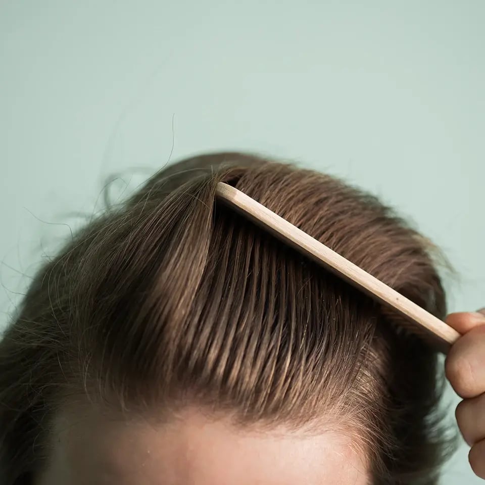 hair-restoration_man-healthy-hair-combing_960px