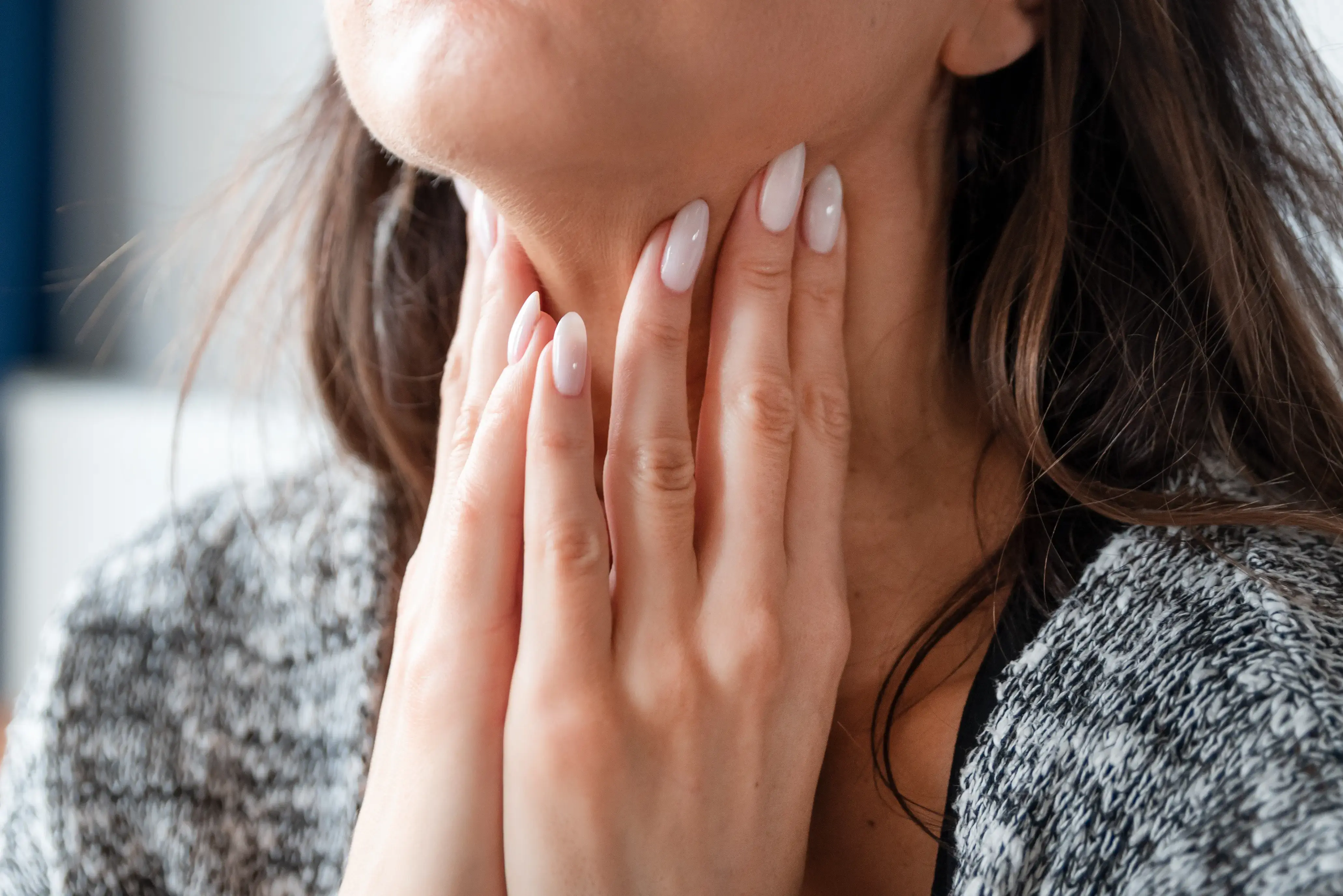 thyroid-gland-health_young-woman-self-examination